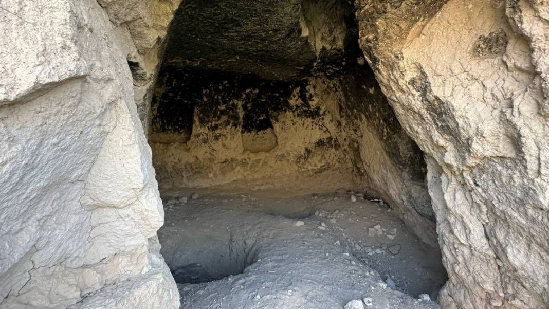 Kültür değerleri delik deşik! Roma Dönemi'ne ait mezarlıklara defineciler saldırdı 3